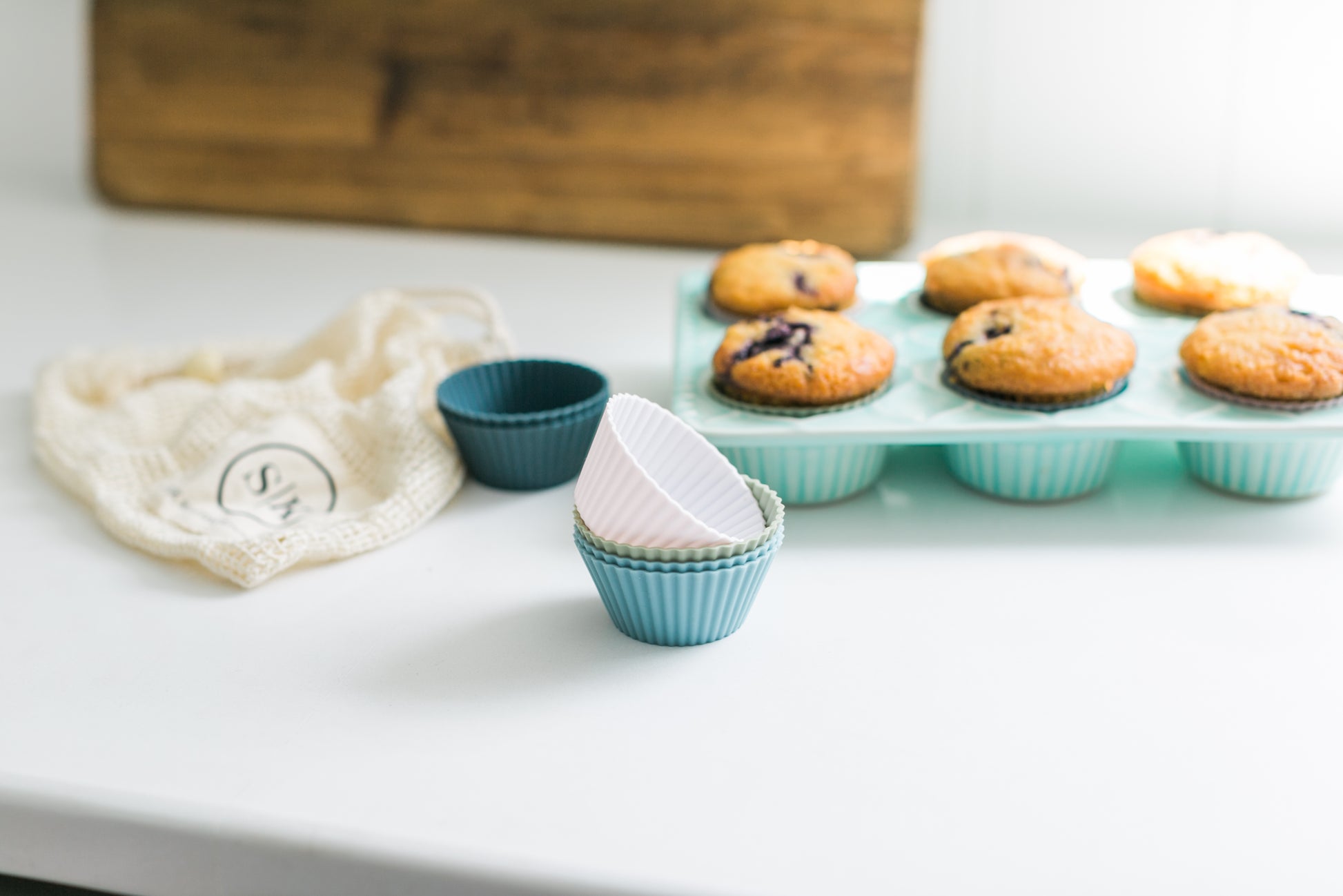 The Silicone Kitchen Reusable Silicone Baking Cups - Non-Toxic, BPA Free,  Dishwasher Safe ((White, Navy, Sage Green, Dusty Blue), Standard) :  : Home